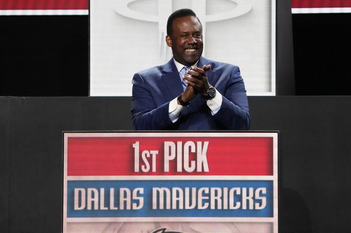 Dallas NBA Rolando Blackman | Predstavnik Dallasa Rolando Blackman, nekdanji zvezdnik teličkov, ki je za Dallas igral med letoma 1981 in 1992, pozneje pa pustil velik pečat tudi v Evropi, po razpletu loterije ni skrival sreče. | Foto Reuters