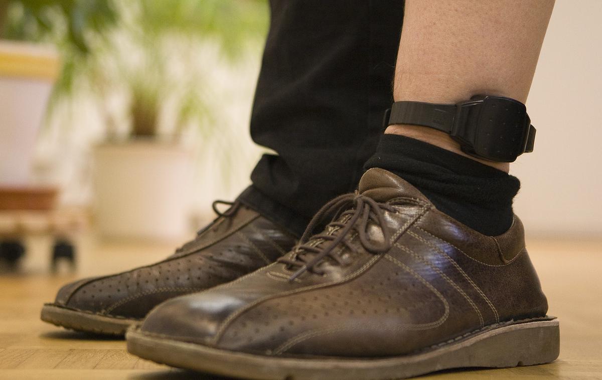 Elektronska zapestnica zapor hišni pripor | V ponedeljek so policisti zaradi novih ugotovitev v primeru napada na ribniškega župana 18-letnemu in mladoletnemu osumljencu odvzeli prostost, v ponedeljek zvečer so pridržali še 25-letnega osumljenca. | Foto Reuters
