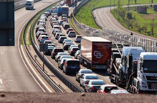 Na slovenskih cestah tudi danes manjši zastoji