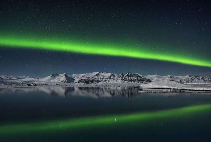 Valentinovo, 14. februar 2016. Takšen romantični prizor je nad gladino jezera Jökulsarlon na Islandiji pričaral severni sij oziroma aurora borealis. Foto: Giles Rocholl.   | Foto: 