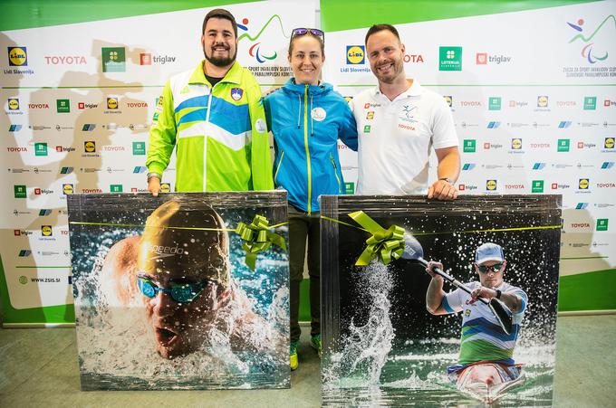 Trenerka Jana Čander na poslovilni novinarki konferenci paraplavalca Darka Đurića in parakajakaša Dejana Fabčiča, ki je medtem že našel nov šport in sicer lokostrelstvo. | Foto: Vid Ponikvar