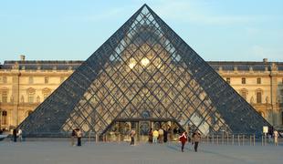 Iz Louvra po ropu kronskih draguljev del dragocenosti prepeljali v trezorje Banke Francije