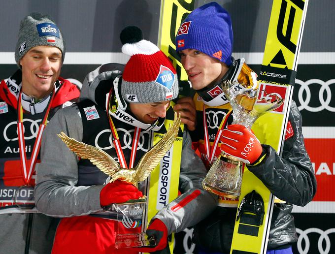 Kamil Stoch je postal novi lastnik zlatega orla, ki ga dobi zmagovalec novoletne turneje. | Foto: Reuters
