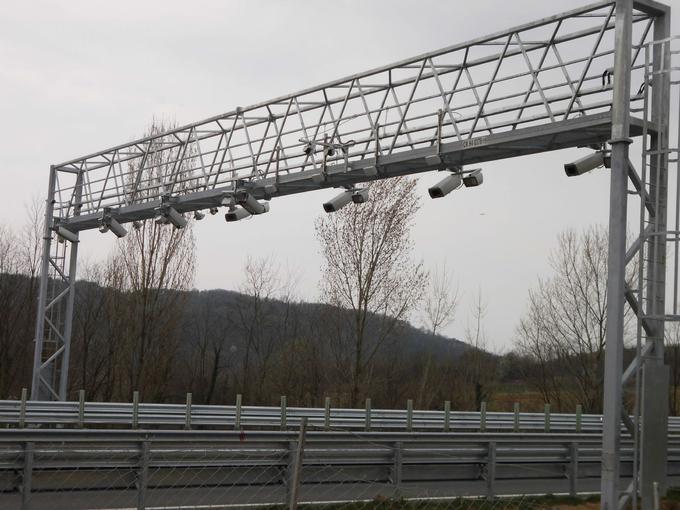 To je eden izmd 127 novih portalov nad avtocestnim križem, ki bo skrbel za elektronsko cestninjenje tovornega prometa. | Foto: Gašper Pirman