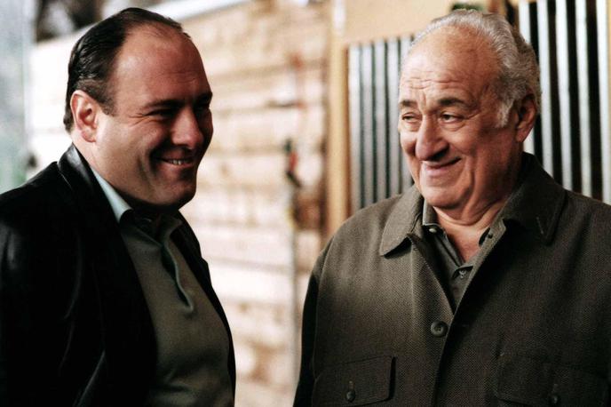 Jerry Adler in James Gandolfini | Jerry Adler (desno) v mafijski seriji Sopranovi. Ob njem je glavni junak serije Tony Soprano, ki ga je igral James Gandolfini. Ta je umrl leta 2013. | Foto Guliverimage