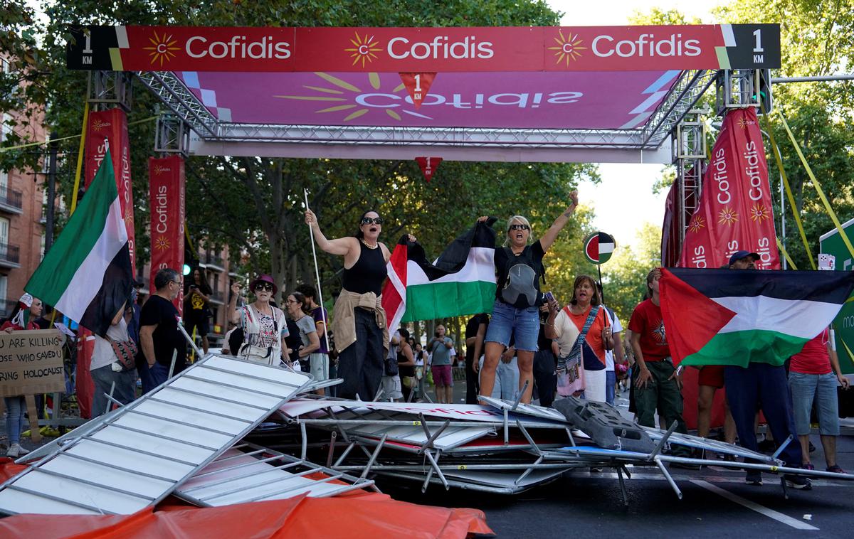 Vuelta, Madrid, 21. etapa, protesti | Enaindvajseta etapa je bila zaradi protestov nevtralizirana, končnih podelitev zaradi varnostnih razlogov ne bo. | Foto Reuters