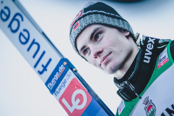 Marius Lindvik | Marius Linvdik, ki je na prvi tekmi novoletne turneje končal na stopničkah, na drugi in tretji postaji ne bo skakal, saj ima težave z zobmi. | Foto Sportida