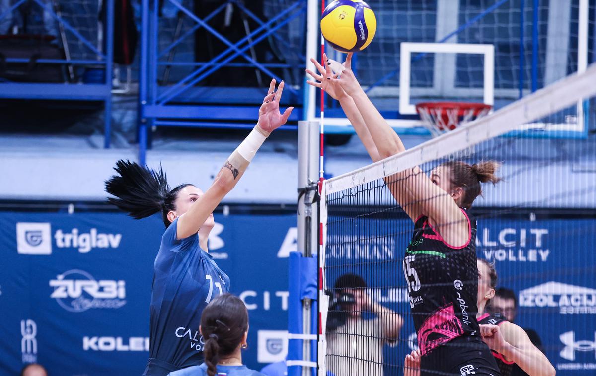 Calcit Volley - Nova KBM Branik, 1. DOL, odbojka | V Mariboru derbi kroga med neporaženimi Mariborčankami in prvakinjami iz Kamnika. | Foto Aleš Fevžer