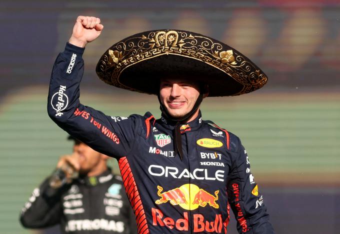 Max Verstappen je v Mehiki zmagal petič. Takole si je na zmagovalnem odru nadel sombrero. | Foto: Reuters