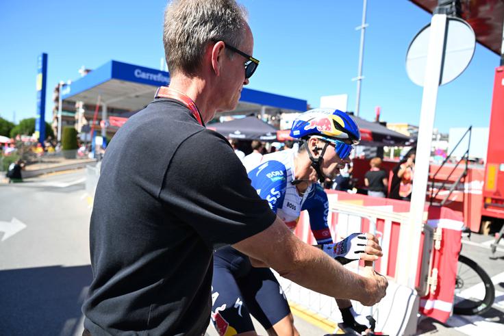 Richard Plugge, šef Rogličeve nekdanje ekipe Visma | Lease a Bike, je slovenskemu kolesarju čestital. Prav vrnitev k nekdanjemu moštvu se prav tako omenja kot ena od možnosti za sezono 2027. | Foto: Guliverimage