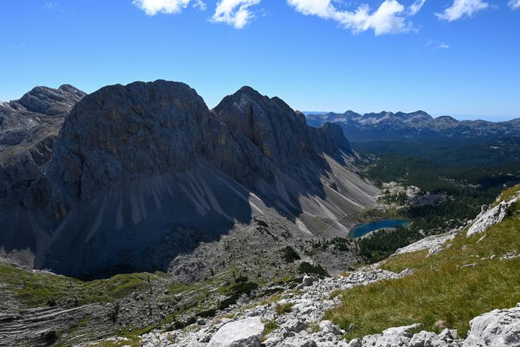 Tik pod vrhom Malega Špičja se pod Zelnaricami pokaže jezero v Ledvici. | Foto: Matej Podgoršek