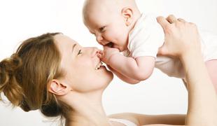 Z odzivanjem na dojenčkovo brbljanje boste pospešili njegov govorni razvoj