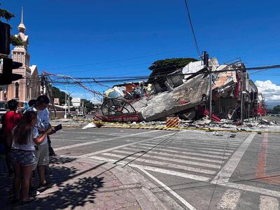Filipine stresel močan potres: umrlo več ljudi, izdali tudi opozorilo pred cunamijem #video