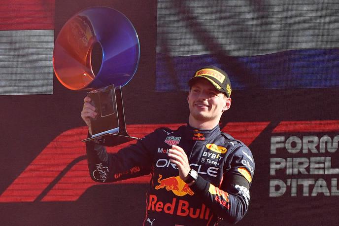 Max Verstappen Monza | Max Verstappen je v Monzi pokal dvignil že enajstič v sezoni. | Foto Reuters