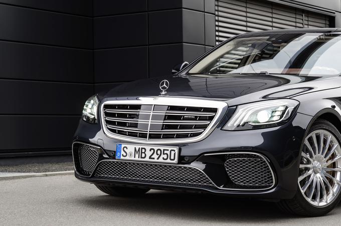 Zunanja podoba je nadgrajena z natančnimi podrobnostmi, ki manifestirajo oblikovno eleganco in kakovost ter prestiž izbranih materialov in ekskluzivnosti butičnega pristopa. Markantni nos  je glede na število valjev pod dolgim pokrovom dobil dve različici značilne motorne maske.  Na fotografiji je obraz modela mercedes-AMG S 65. | Foto: Mercedes-Benz