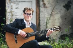 Mladi slovenski kitarist osvaja odre z izjemno muzikalnostjo