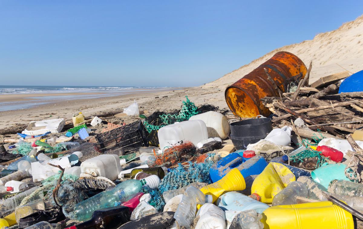 plastični odpadki morje onesnaženje | Plastika za enkratno uporabo pomenijo polovico odpadkov v morju ali na obali.