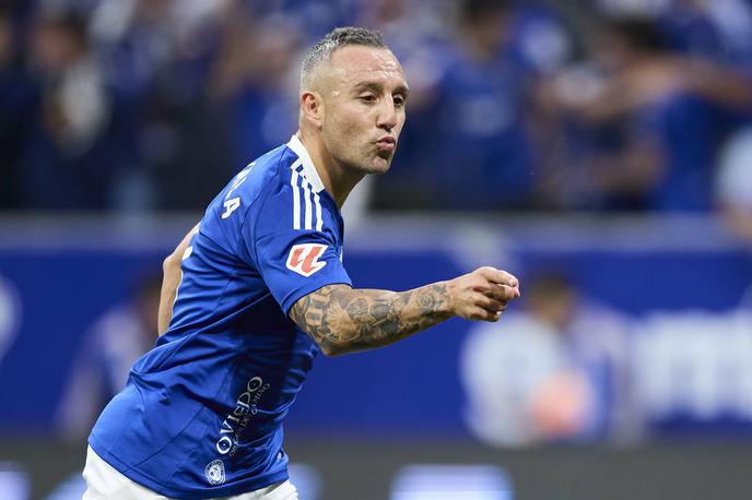 Santi Cazorla | 40-letni Santi Cazorla bo z Realom Oviedom igral tudi v prihodnji sezoni, v kateri se klub po 24 letih vrača v prvo ligo. | Foto Guliverimage