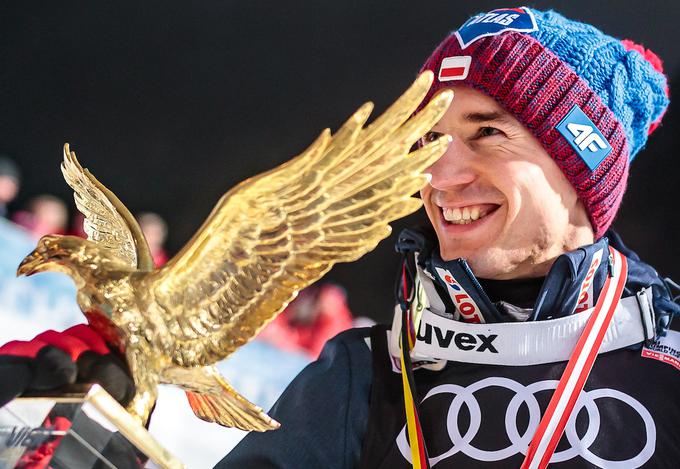 Kamil Stoch - eden od treh skakalcev, ki je novoletno turnejo osvojil s pokrom zmag. To je uspelo še Nemcu Svenu Hannawaldu (2001/2002) in Japoncu Rjoju Kobajašiju (2018/19). | Foto: Sportida