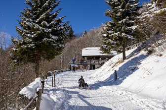 Stari Ljubelj je raj za ljubitelje gora, pohodništva in sankanja #video