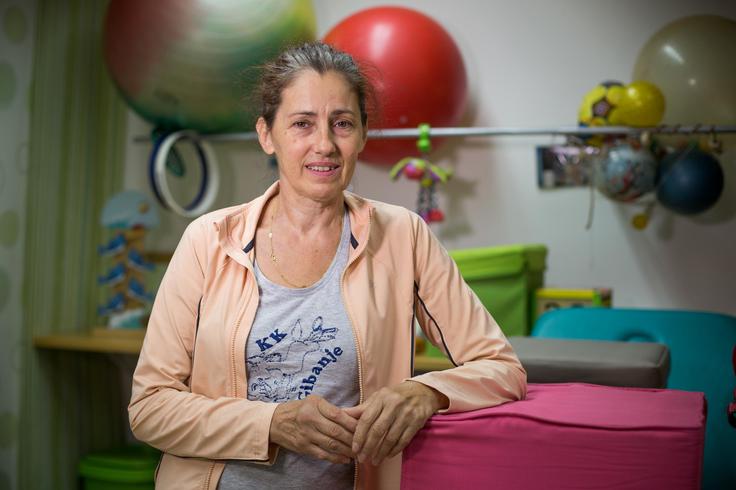 Nevrofizioterapevtka Zdenka Šefman že eno leto obravnava otroke iz društva Vesele nogice. | Foto: 