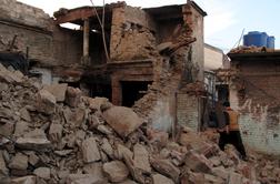 Indijo stresel močan potres, več ljudi je umrlo 
