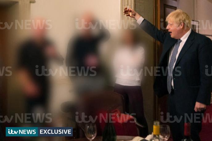 Boris Johnson | Vrsta razkritij v zvezi z afero Partygate, v okviru katere preiskujejo kršitve omejitev v času epidemije covid-19, ki so jih zagrešili visoki politični predstavniki, tudi premier Johnson, je povzročila veliko jeze med Britanci in zamajala Johnsonov premierski stolček. | Foto Reuters