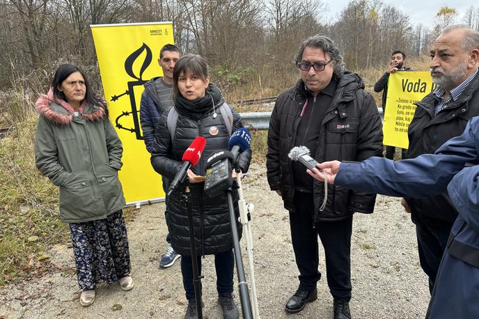 Romi | Mnogi romski otroci domačo nalogo delajo pri svečah ali večere preživljajo v temi, je opozorila direktorica Amnesty International Slovenije Nataša Posel. | Foto STA