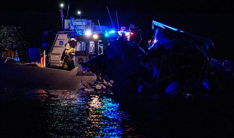 Trčila potniško letalo in vojaški helikopter: preživelih v reki za zdaj niso našli  #foto #video