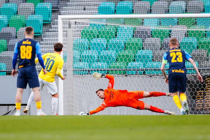 Ricardo Silva je ubranil strel z bele točke Martinu Pečarju. | Foto: Aleš Fevžer
