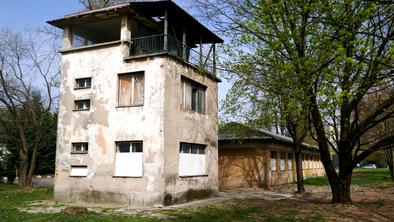 83 let staro letališče v Ljubljani: propadajoči kontrolni stolp čaka partnerja za obnovo