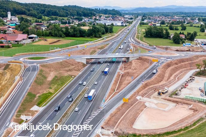 priključek Dragomer | Načrtovane so celovita obnova dotrajane voziščne konstrukcije, preureditev odstavnega pasu v tretji prometni pas širine 3,5 metra, izvedba odstavnih niš in ustrezne razširitve pri premostitvenih objektih. Z izvedeno širitvijo bo v polni funkciji zaživel tudi septembra lani odprt avtocestni priključek Dragomer. | Foto Facebook/InfoPot