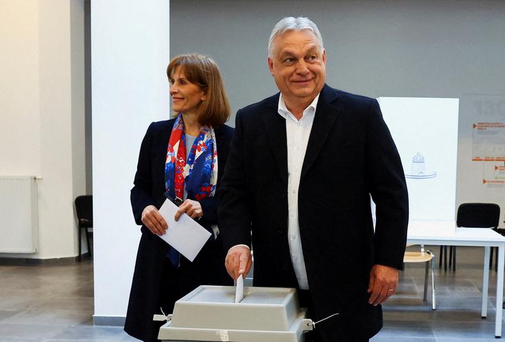 Aktualni madžarski premier Viktor Orban je ob oddaji glasu v Budimpešti dejal, da je prišel po zmago, in izrazil zadovoljstvo nad visoko volilno udeležbo, ki naj bi praviloma koristila njegovi stranki. | Foto: Reuters