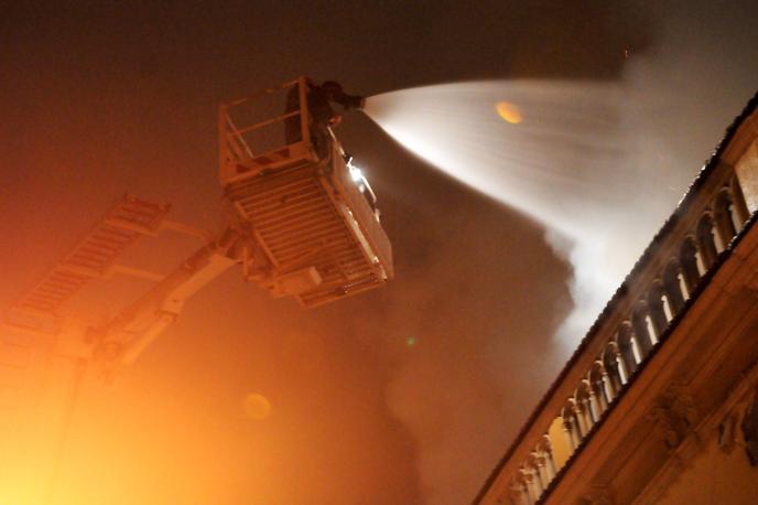 Požar | V boju proti ognjenim zubljem je sodelovalo 25 gasilskih tovornjakov in 72 gasilcev. | Foto Guliverimage