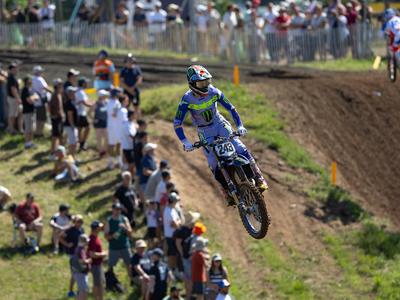 Kljub slabšemu štartu Tim Gajser v boju za stopničke