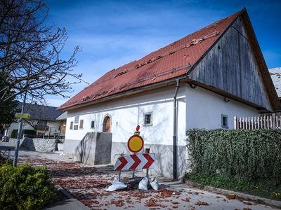 Veter poškodoval tudi rojstno hišo Franceta Prešerna #foto