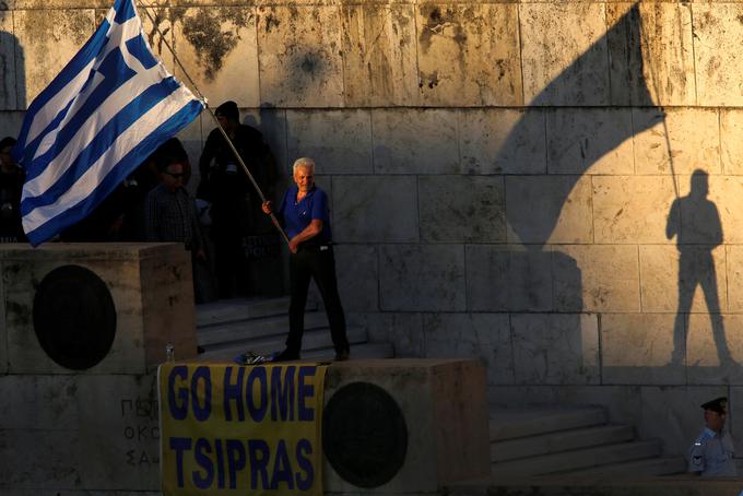 Grki se še vedno radi podajo na ulice in strastno protestirajo. Zdaj je vse pogosteje tarča grške jeze tudi premier Aleksis Cipras. | Foto: Reuters