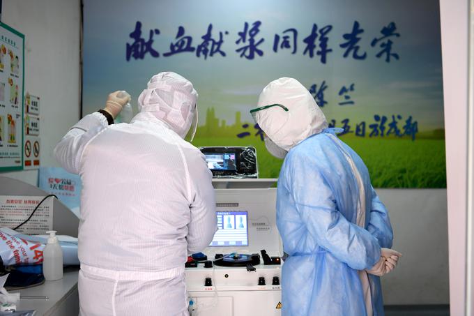 Na Kitajskem, ki velja za izvorno državo izbruha, je zaradi koronavirusa uradno umrlo že skoraj 3.000 ljudi. Mnogi tem številkam ne verjamejo in ocenjujejo, da so precej večje.  | Foto: Reuters