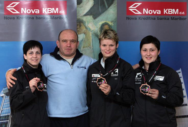 Prijateljice, sparing partnerice in nasprotnice: Petra Nareks, Urška Žolnir in Lucija Polavder v družbi trenerja Fabjana. | Foto: Vid Ponikvar