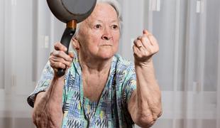 94-letnica v sosedo vrgla ponev