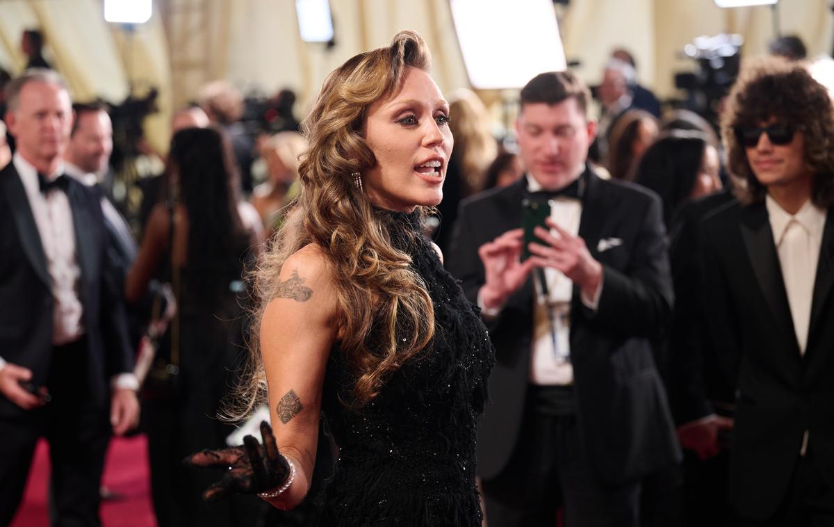 Miley Cyrus | Miley Cyrus se je ob letošnjih uničujočih požarih v okolici Los Angelesa spomnila tudi požara 2018, v katerem je zgorela njena hiša. Razmere je označila za srce parajoče in sočustvovala s prizadetimi v požarih. | Foto Guliverimage