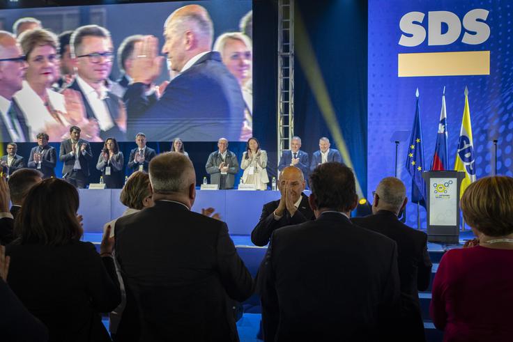 Vlada Roberta Goloba je po mnenju poslanske skupine SDS z vrsto ukrepov na področju romskih vprašanj celo spodbujala ideje, da se nasilje izplača. Poleg tega je sporočala, da se morajo ukrepov bati policija in prebivalci, ne pa izvajalci nasilja, med katerimi so tudi predstavniki romske populacije. | Foto: Bojan Puhek