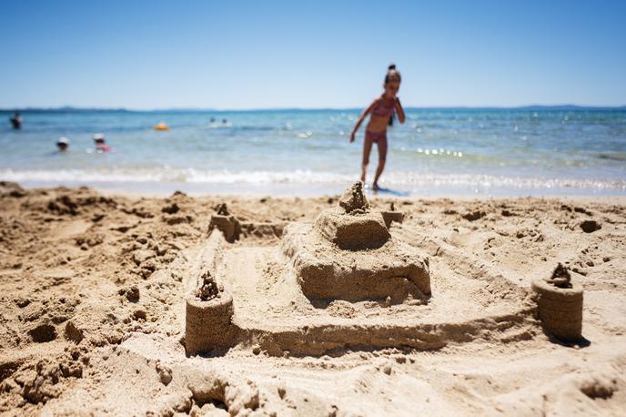 Plaža, Hrvaška, otroci | Policisti starše pozivajo, naj bodo pozorni na svoje otroke in naj spremljajo, kje so in kaj počnejo na plaži. | Foto Shutterstock