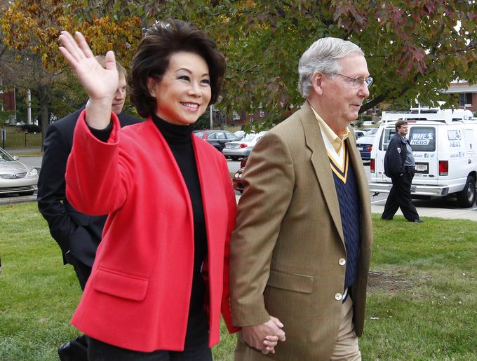 Mož Elaine Chao je vplivni senator iz Kentuckyja Mitch McConnell (desno), ki bo verjetno vodja senatne večine. Zakonca Chao-McConnell sta "le" milijonarja. Finančna kriza leta 2008 jima je odnesla nekaj naložb, a je k sreči prišel na pomoč oče Chaove, ladjarski magnat James Chao, in hčerki ter zetu dal nekaj milijonov. | Foto: Reuters