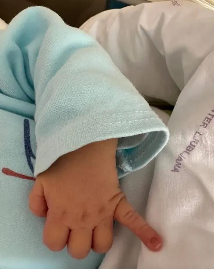 Fotografijo novorojenčkove ročice je na družbenih omrežjih delila mamica Anja. | Foto: Instagram/anjanyelica