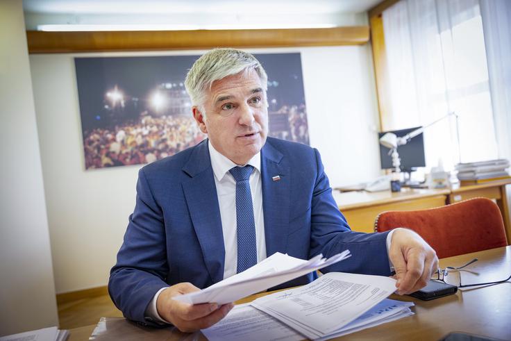 "Če želimo Slovenijo potegniti naprej, potrebujemo tudi dobre plače. Ne vem, zakaj je to takšna težava. Vse to je zapisano v programih strank. Mlade in starejše strokovnjake moramo obdržati doma in mogoče koga privabiti iz tujine, ker v Sloveniji nimamo zadosti znanja na vseh področjih." | Foto: Ana Kovač