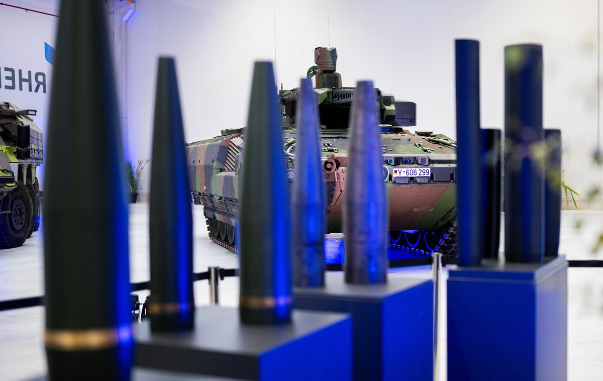 Rheinmetall, Nemčija, Oklepniki | Prvotni načrti za tovarno streliva so predvidevali letno proizvodnjo v obsegu okrog 150 tisoč 155-milimetrskih topniških izstrelkov, po novih načrtih pa bo ta kar podvojena. Rheinmetallov obrat bo za potrebe ukrajinskih oboroženih sil letno proizvedel okrog 300 tisoč topniških izstrelkov. | Foto Reuters