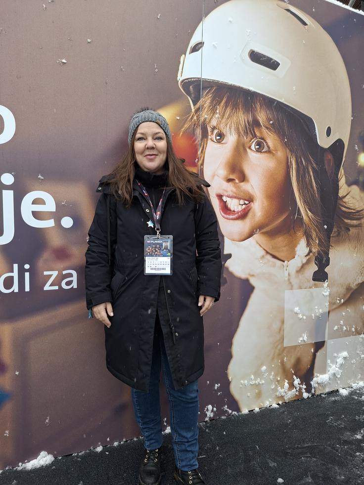 Tjaša Kolenc Filipčič pozdravlja, da bodo letos v Planici na letalnici tekmovale tudi skakalke. Ta športni mejnik so v Triglavu začutili kot pravi trenutek za osvežitev enega najbolj prepoznavnih slovenskih oglasov, ki že 23 let spremlja akcijo Otroci Triglava in napoveduje prihod Planice – fantka, ki z mize skoči na posteljo, je zamenjala deklica. "Nova različica oglasa le še poglablja osnovno sporočilo izvirnika: vsi si zaslužimo leteti svoje sanje," pravijo pri Triglavu. | Foto: Pe. M.