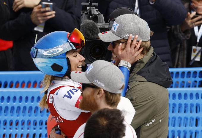 Mikaeli Shiffrin je v ciljnem izteku čestital tudi njen izbranec Norvežan Aleksander Aamodt Kilde, ki je pred tem osvojil mali kristalni globus v smuku. | Foto: Reuters