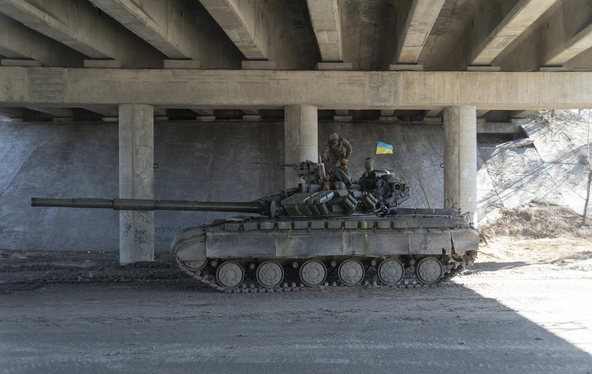 Ukrajinski tank | Ukrajinci so v začetku novembra osvobodili mesto Herson ob Dnepru, obenem pa se morajo silovito braniti pred ruskimi enotami, ki napadajo mesto Bahmut v regiji Doneck na vzhodu Ukrajine. Na fotografiji: ukrajinski tank. | Foto Guliverimage
